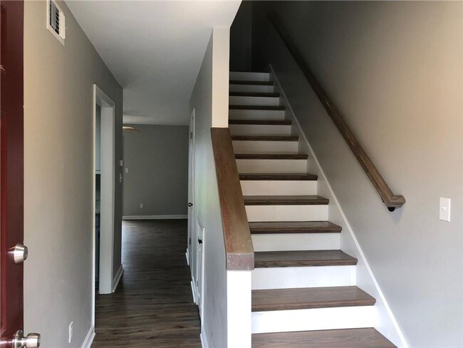 Building Photo - Great Oakwood location - 2 bedroom