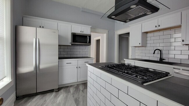 Building Photo - Sweet 2 BR Avenues Pad