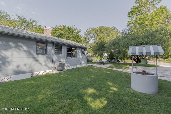 Building Photo - 1375 Menna St