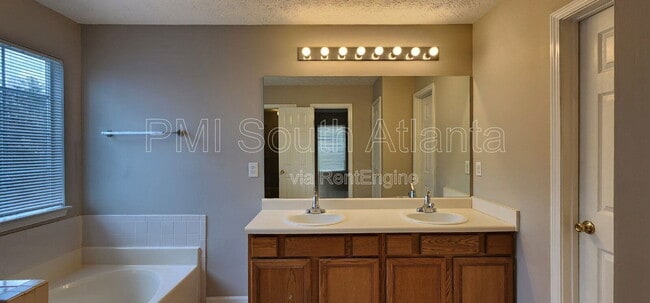 Building Photo - 2330 Burdett Ridge Dr