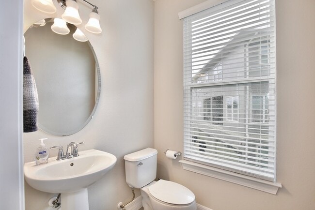 Building Photo - Luxurious 3/3.5 Spacious Townhome with a B...