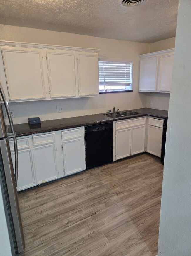 Building Photo - 5427 Heatherbrook Dr