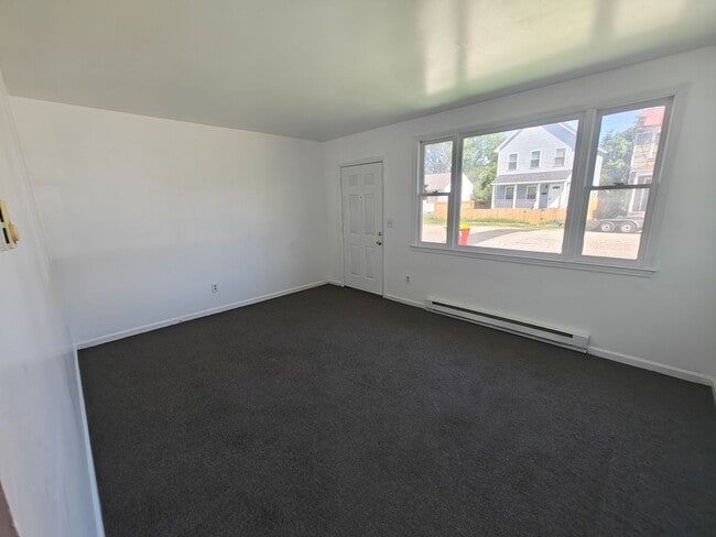 Building Photo - 2 bedroom home