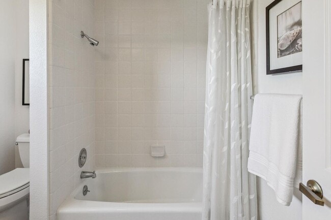 Building Photo - Elegant 2BR Condo with Golf Course Views i...