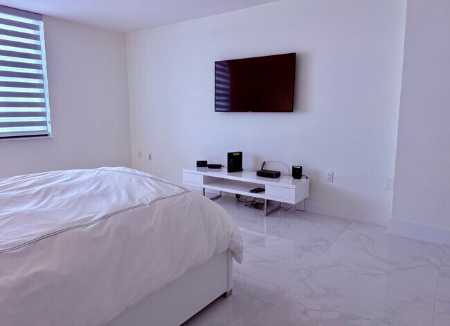Building Photo - 3460 S Ocean Blvd