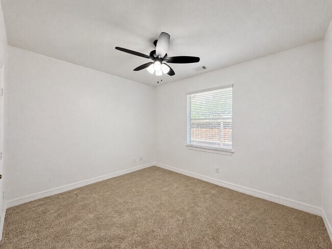 Building Photo - 3301 Elm Creek Dr
