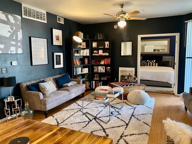 Building Photo - 1701 E Colter St