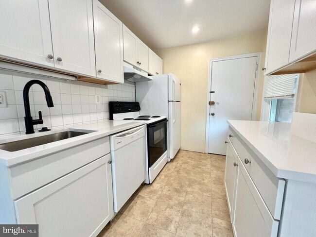 Building Photo - 35 Elberon Ave