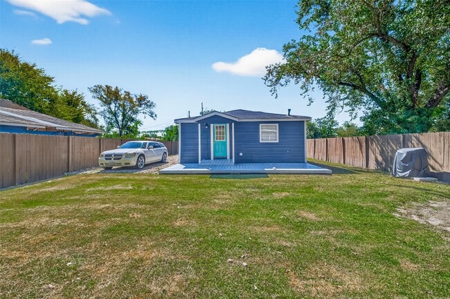 Building Photo - 223 E Melville Dr