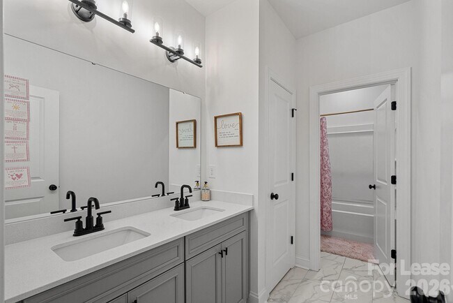 Building Photo - 8604 Bridgegate Dr