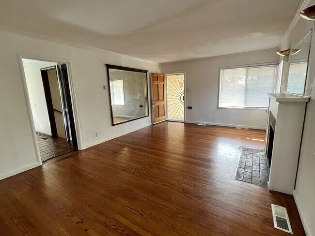Building Photo - COMING SOON! Nice 2+ Bedroom 2 Bath House w/Bonus Room