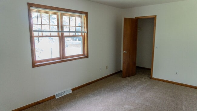 Building Photo - Updated 3-Bedroom Townhouse in Convenient Toledo Location