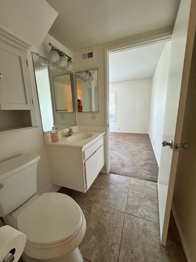 Building Photo - Beautiful bright townhome in Tierrasanta