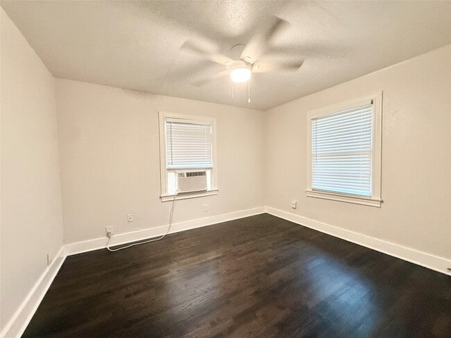 Building Photo - 119 Oak Dr