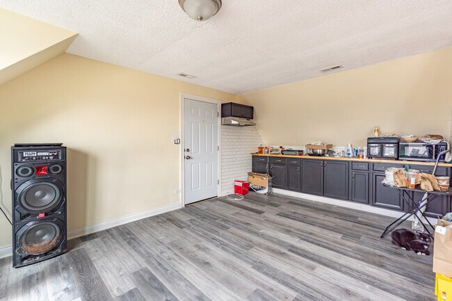 Building Photo - 7144 S Wentworth Ave