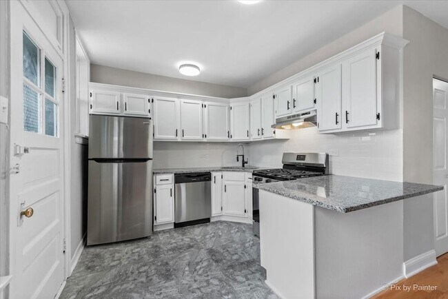 Building Photo - 2343 W Glenlake Ave