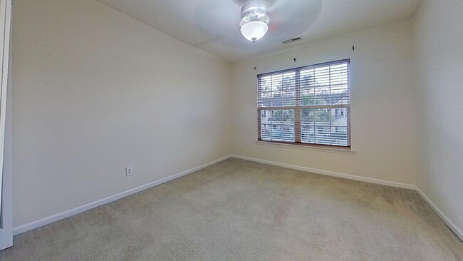 Building Photo - 3 bed / 2.5 bath - Move-in today!