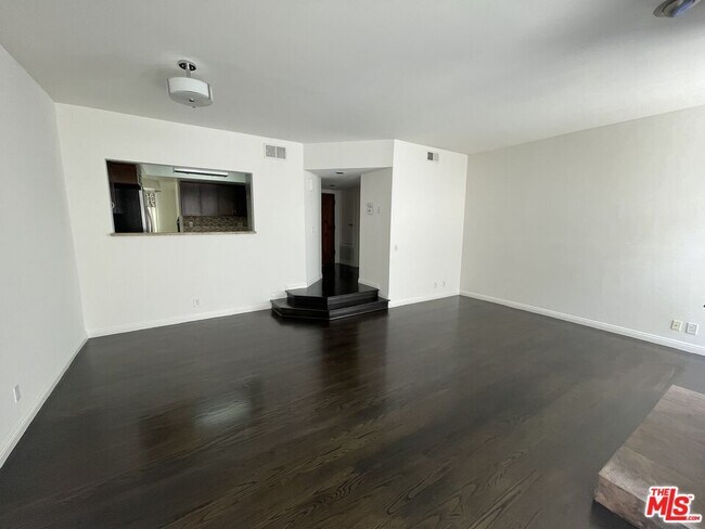Building Photo - 431 N Doheny Dr