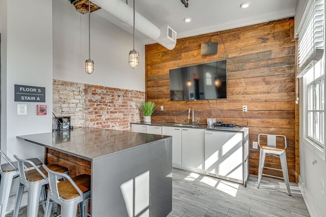 Building Photo - Stunning Partly Furnished Studio in Old Town Alexandria