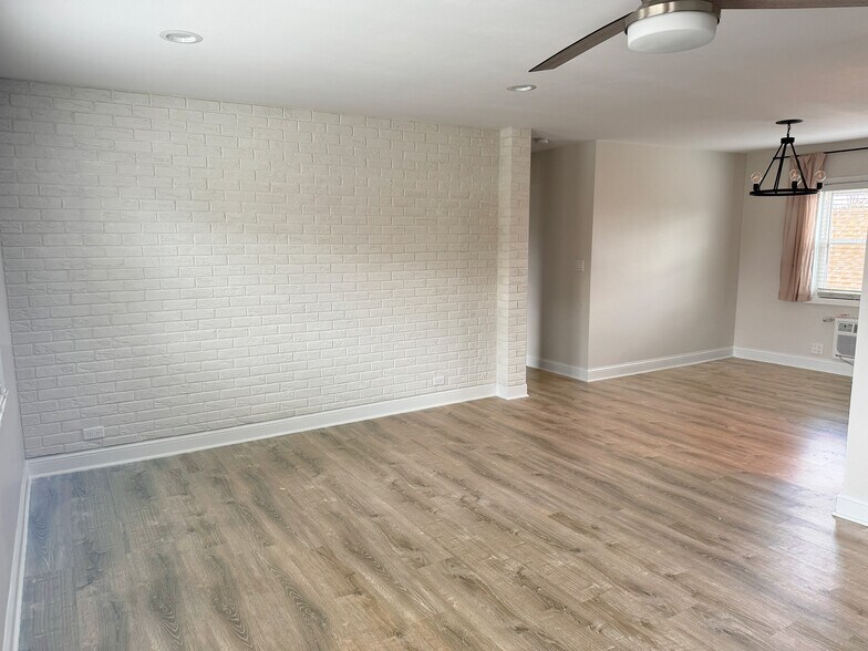 Building Photo - 1050 Touhy W Ave