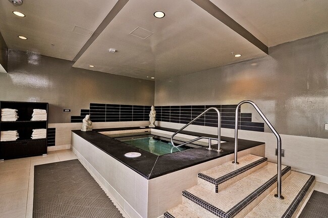 Building Photo - Great 2bd 2ba condo in Downtown/South Lake...