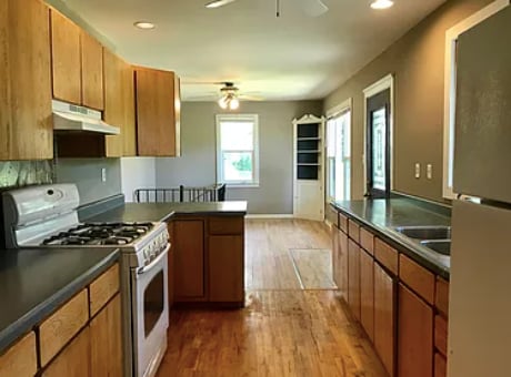 Building Photo - 5413 Summerville Ave