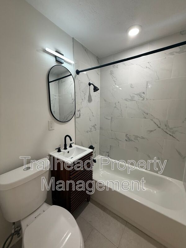 Building Photo - 304 E Gregory Blvd