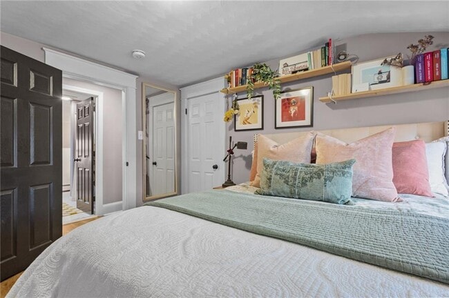 Building Photo - 86 Rochambeau Ave