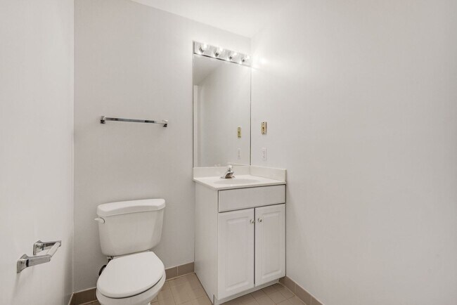 Building Photo - 3 Bed 2 Full Bath 2 Half Bath - Silver Spring Colonial - Military clause supported