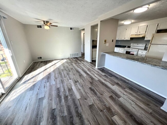 Building Photo - Stunning Condo Unit - 2 Bedroom with Balcony - Hopewell Township