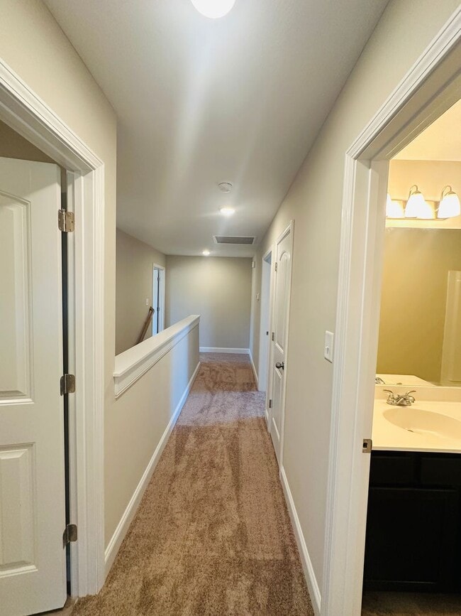 Building Photo - Beautiful Like-New 3 bed/2.5 bath w/ 2-car garage & fenced in backyard available June 24th!
