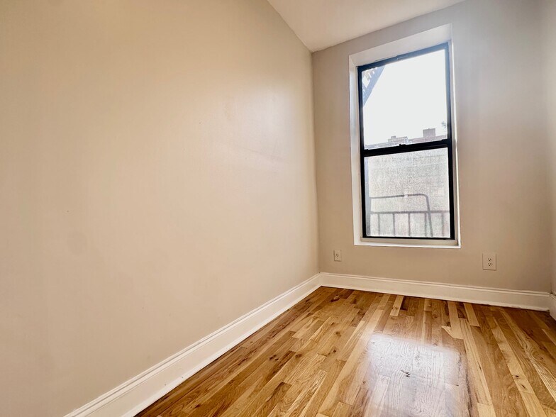 Building Photo - 386 Manhattan Ave