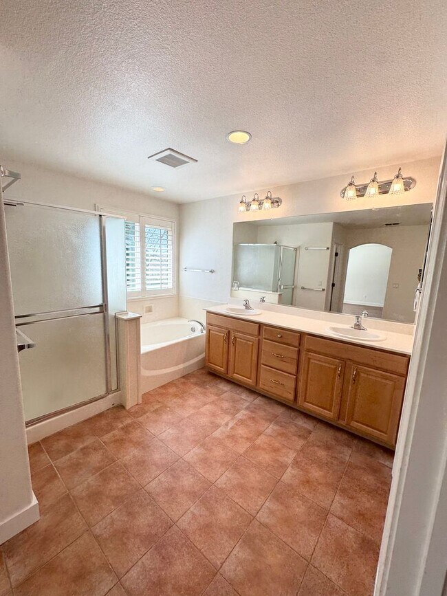 Building Photo - 4 Bedroom / 3 Bathroom Home in Elk Grove – Bedroom & Full Bath Downstairs SEE VIDEO