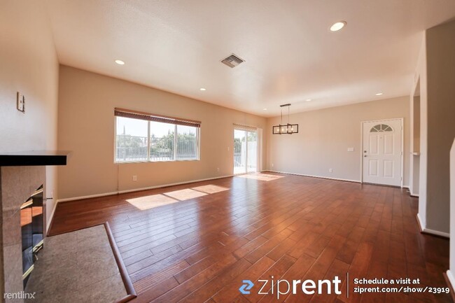 Building Photo - 4 br, 2.5 bath Condo - 20300 Vanowen Stree...