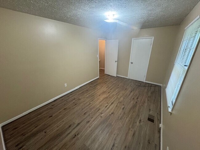 Building Photo - 112-114 Northwoods Drive