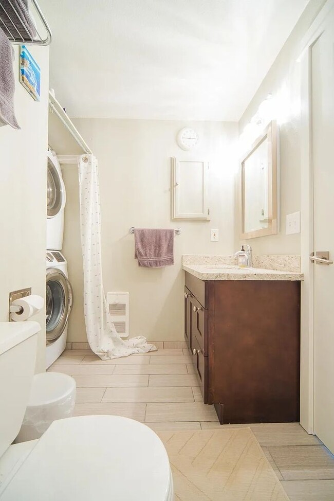 Building Photo - First Hill/Central District Townhome