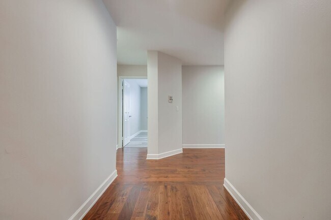 Building Photo - 926 S Leland St