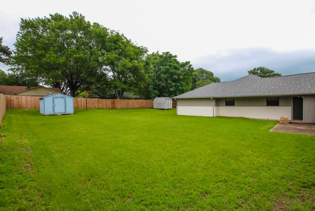 Building Photo - Available Now! Stunning 4 Bedroom 3.5 Bath...