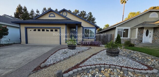 Building Photo - Charming and spacious 3 bedroom, 2 bath si...