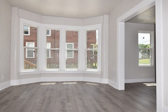 Building Photo - VIDEOTOUR: Refurbished! Large 2-story Charmer. Big Yard! PETS WELCOME