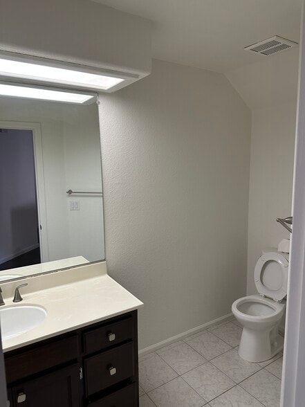 Half Bath - 542 Mill River Ln