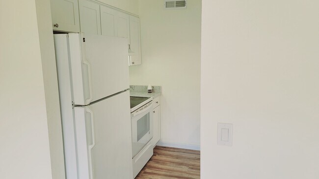 Kitchen - 16245 NE 12th Ct