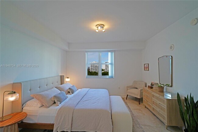 Building Photo - 20000 E Country Club Dr