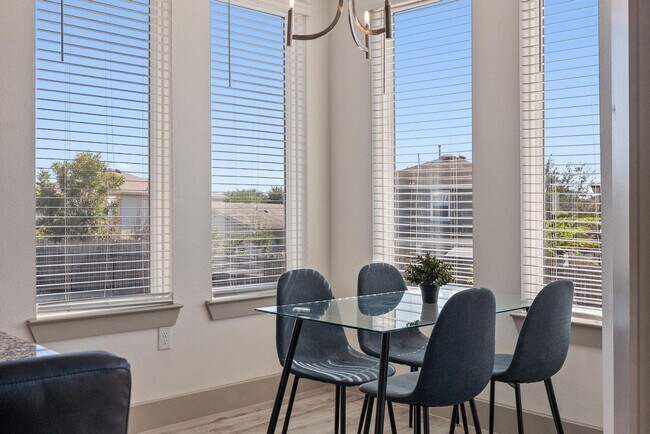 Building Photo - 12100 1/2 Ferrystone Glen Dr