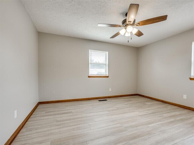 Building Photo - 412 Sundown Dr