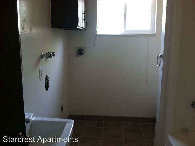 Building Photo - 137 Starcrest Dr