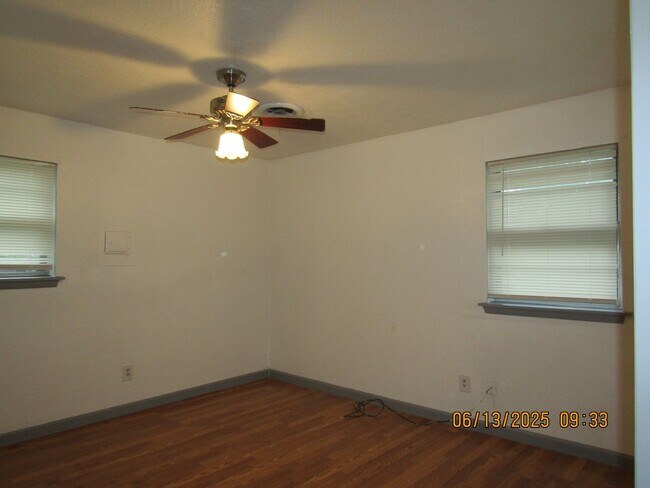 Building Photo - Very nice home located in the Park Lane ar...