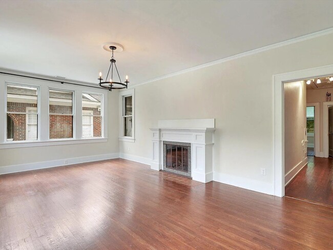 Building Photo - 617 E 49th St