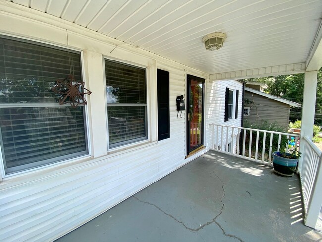 Building Photo - Central AVL - Beautifully Kept Older Home ...