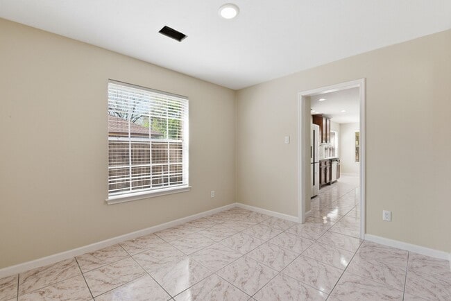 Building Photo - 8515 Leafdale Dr